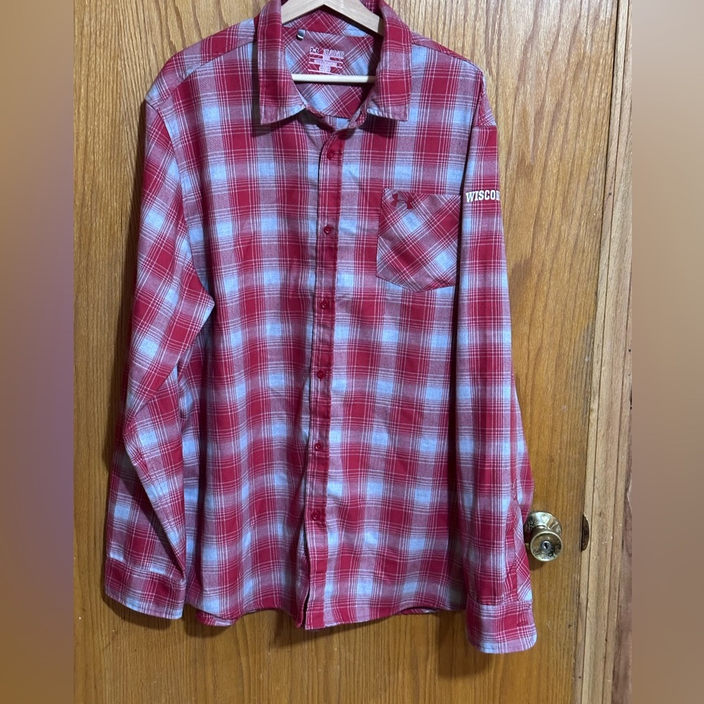 Under Armour men’s XXL Wisconsin button down long sleeve plaid
